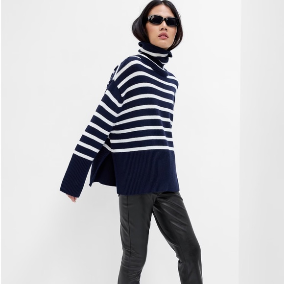 Like New Gap 24/7 Split-Hem Turtleneck Sweater - Picture 2 of 6